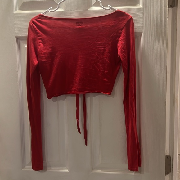 Red Long Sleeve Tie Front Cropped Top - Picture 5 of 5